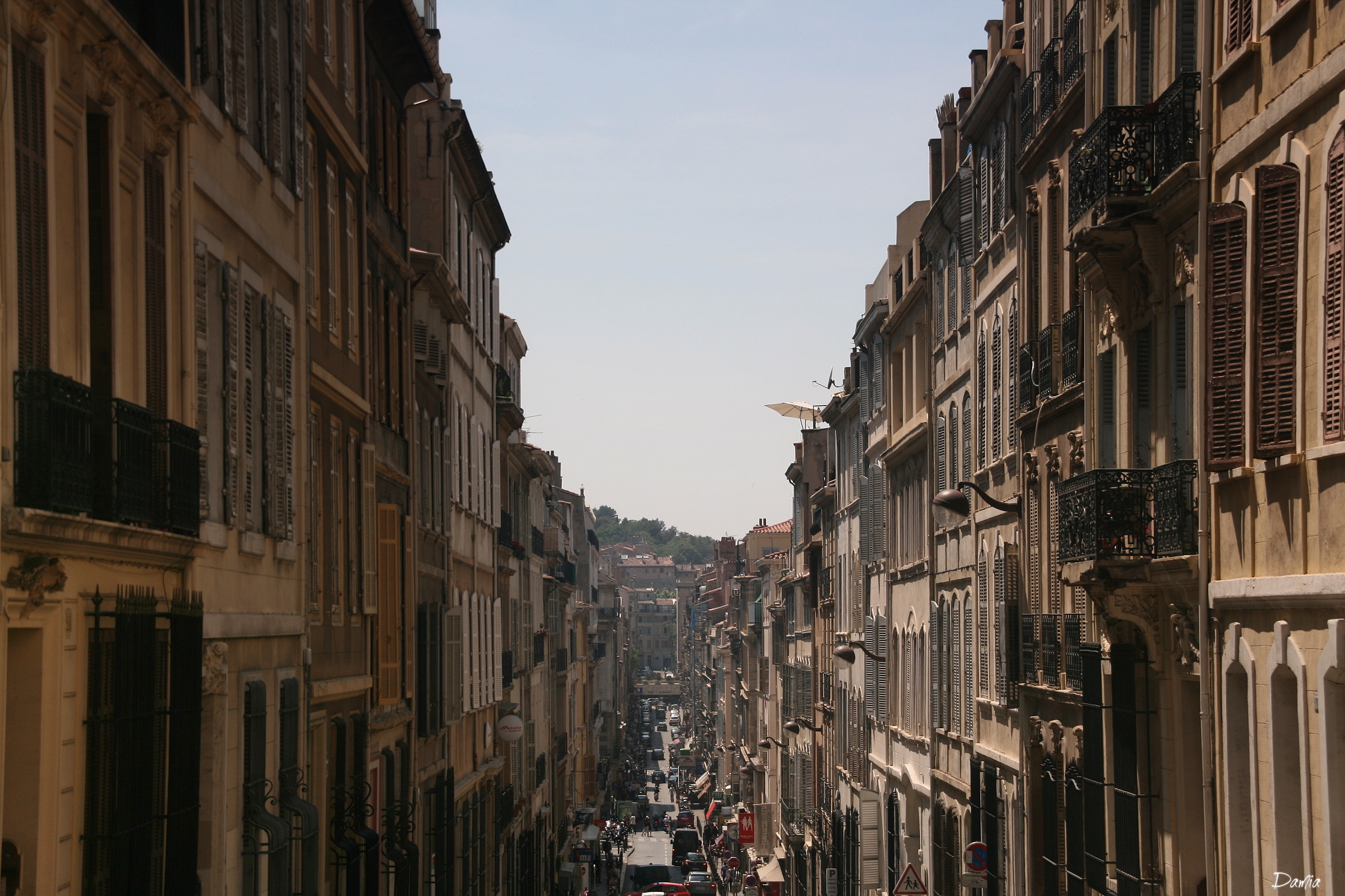 Une rue de Marseille – Le Long De La Passerelle